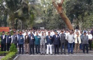 नाशिक जिल्हाधिकारी कार्यालयात ध्वजवंदन