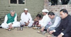 पिंपरखेड च्या साबळे कुटुंबियांच्या घरी राज्यपालांनी घेतला भोजनाचा आस्वाद