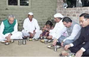 पिंपरखेड च्या साबळे कुटुंबियांच्या घरी राज्यपालांनी घेतला भोजनाचा आस्वाद