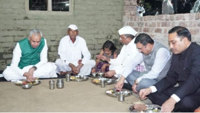 The Governor enjoyed a meal at the home of the Sable family in Pimperkhed.