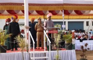 प्रजासत्ताक दिनी पालकमंत्र्यांच्या हस्ते ध्वजवंदन