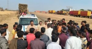 रस्ता सुरक्षा अभियानात ऊस वाहतूक वाहनांवर रिफ्लेक्टर, पादचाऱ्यांना ‘वॉक ऑन राईट’चे मार्गदर्शन