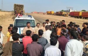 रस्ता सुरक्षा अभियानात ऊस वाहतूक वाहनांवर रिफ्लेक्टर, पादचाऱ्यांना ‘वॉक ऑन राईट’चे मार्गदर्शन