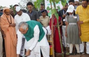 राज्यपाल आचार्य देवव्रत यांच्या हस्ते पिंपरखेड शाळेत वृक्षारोपण