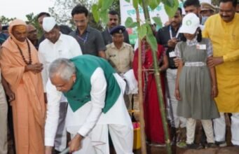 राज्यपाल आचार्य देवव्रत यांच्या हस्ते पिंपरखेड शाळेत वृक्षारोपण