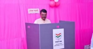 मुख्यमंत्री देवेंद्र फडणवीस यांनी नागपूर महानगरपालिका सार्वत्रिक निवडणुकीसाठी प्रभाग क्रमांक १५ करिता मतदानाचा हक्क बजावला.