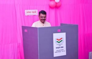 मुख्यमंत्री देवेंद्र फडणवीस यांनी नागपूर महानगरपालिका सार्वत्रिक निवडणुकीसाठी प्रभाग क्रमांक १५ करिता मतदानाचा हक्क बजावला.