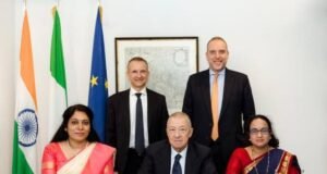 भारतीय पारंपरिक चर्मकला कोल्हापुरी चपलांचा वारसा जगभर पोहोचवण्यासाठी जागतिक ब्रॅन्ड प्राडा