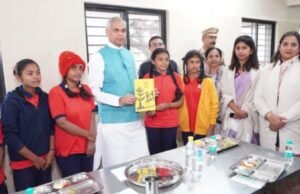 मुलांनो खूप खूप शिका…मेहनत करा, मोठे व्हा!