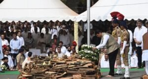 उपमुख्यमंत्री अजित पवार यांना आज शोकाकुल वातावरणात शासकीय इतमामात अखेरचा निरोप देण्यात आला.