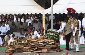 उपमुख्यमंत्री अजित पवार यांना आज शोकाकुल वातावरणात शासकीय इतमामात अखेरचा निरोप देण्यात आला.