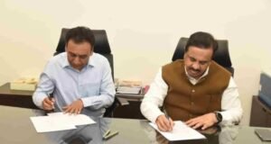 मावळते मुख्य सचिव राजेशकुमार यांच्याकडून नवनियुक्त मुख्य सचिव राजेश अग्रवाल यांनी आज पदभार स्वीकारला.