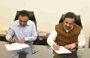 मावळते मुख्य सचिव राजेशकुमार यांच्याकडून नवनियुक्त मुख्य सचिव राजेश अग्रवाल यांनी आज पदभार स्वीकारला.