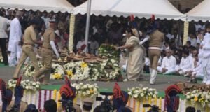 उपमुख्यमंत्री अजित पवार यांच्यावर शोकाकुल वातावरणात शासकीय इतमामात अंत्यसंस्कार; केंद्रीय गृहमंत्री अमित शाह, मुख्यमंत्री देवेंद्र फडणवीस यांच्यासह मान्यवरांची उपस्थिती