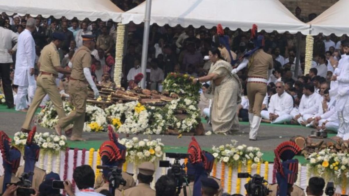 Deputy Chief Minister Ajit Pawar cremated with state honours in a mournful atmosphere; Union Home Minister Amit Shah, Chief Minister Devendra Fadnavis and other dignitaries present