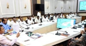 शेतीच्या नुकसानीची दर महिन्यात पाहणी करावी