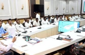 शेतीच्या नुकसानीची दर महिन्यात पाहणी करावी