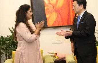 पर्यावरण व वातावरणीय बदल तसेच पशुसंवर्धन मंत्री पंकजा मुंडे यांची जपानमधील सागा प्रांताचे गव्हर्नर योशिनोरी यामागुची व उच्चस्तरीय शिष्टमंडळाने भेट घेऊन पर्यावरण