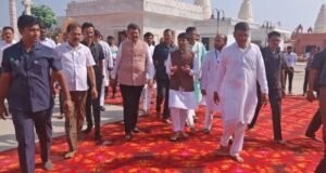 मानवी मूल्य, मानवतेचा संदेश देणारी ‘णमोकार भूमी’ समाजाला प्रेरणा देणारी ठरेल, असे प्रतिपादन मुख्यमंत्री देवेंद्र फडणवीस यांनी आंतरराष्ट्रीय पंचकल्याणक प्रतिष्ठा व महामस्तकाभिषेक महोत्सवात केले.