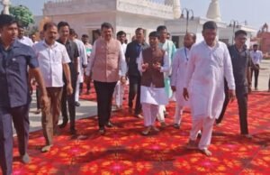 मानवी मूल्य, मानवतेचा संदेश देणारी ‘णमोकार भूमी’ समाजाला प्रेरणा देणारी ठरेल, असे प्रतिपादन मुख्यमंत्री देवेंद्र फडणवीस यांनी आंतरराष्ट्रीय पंचकल्याणक प्रतिष्ठा व महामस्तकाभिषेक महोत्सवात केले.