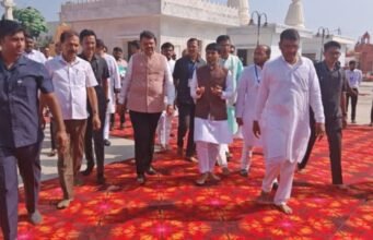 मानवी मूल्य, मानवतेचा संदेश देणारी ‘णमोकार भूमी’ समाजाला प्रेरणा देणारी ठरेल, असे प्रतिपादन मुख्यमंत्री देवेंद्र फडणवीस यांनी आंतरराष्ट्रीय पंचकल्याणक प्रतिष्ठा व महामस्तकाभिषेक महोत्सवात केले.