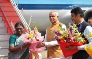 राष्ट्रपती द्रौपदी मुर्मू यांचे छत्रपती शिवाजी महाराज आंतरराष्ट्रीय विमानतळ, मुंबई येथे आगमन झाले.