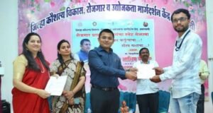 शासनाच्या योजनांचा लाभ घेऊन युवकांनी रोजगार देणारे व्हावे