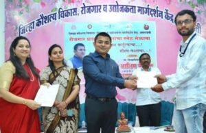 शासनाच्या योजनांचा लाभ घेऊन युवकांनी रोजगार देणारे व्हावे