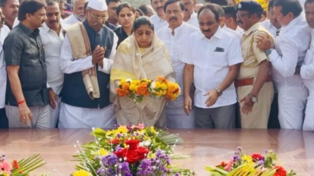 Deputy Chief Minister Sunetra Ajit Pawar pays tribute to the late Yashwantrao Chavan on his death anniversary.