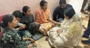 स्वत:चे दु:ख बाजूला ठेवत उपमुख्यमंत्री सुनेत्रा अजित पवार यांनी दिवंगत विदीप जाधव यांच्या निवासस्थानी भेट देऊन त्यांच्या कुटुंबियांचे सांत्वन केले.