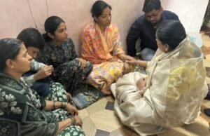 स्वत:चे दु:ख बाजूला ठेवत उपमुख्यमंत्री सुनेत्रा अजित पवार यांनी दिवंगत विदीप जाधव यांच्या निवासस्थानी भेट देऊन त्यांच्या कुटुंबियांचे सांत्वन केले.