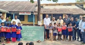 वाण्याविहिर येथील जिल्हा परिषद केंद्र शाळेत माजी विद्यार्थ्यां च्यावतीने स्पोर्ट्स ड्रेसचे वाटप