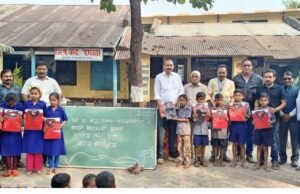 वाण्याविहिर येथील जिल्हा परिषद केंद्र शाळेत माजी विद्यार्थ्यां च्यावतीने स्पोर्ट्स ड्रेसचे वाटप