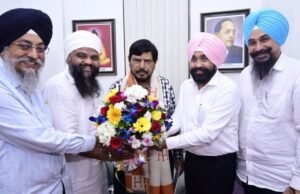 नबी मुंबई येथे आयोजित ‘हिंद दी चादर’ श्री गुरू तेग बहादूर जी यांच्या ३५० व्या शहादत समागमानिमित्त आज माननीय खासदार श्री. रामदास जी यांची भेट घेऊन त्यांना या पवित्र सोहळ्याचे आदरपूर्वक निमंत्रण दिले.