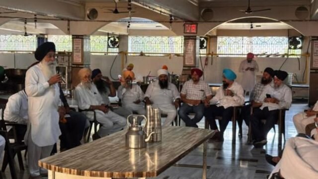 An important 'langar meeting' was held at Gurdwara Shri Guru Singh Sabha, Nerul to plan the 'Hind Di Chadar' Samagam.