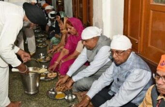 शीख समाजातील लंगर सेवा : मानवतेचा समतेचा आणि सेवाभावाचा तेजस्वी आदर्श