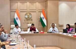 मुख्यमंत्री देवेंद्र फडणवीस यांनी प्रस्तावित हरित प्राधिकरण – ३०० कोटी वृक्ष लागवड मिशनचा वर्षा निवासस्थानी झालेल्या बैठकीत आढावा घेतला.