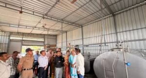 जिल्हाधिकाऱ्यांकडून चिया सिड उत्पादन, अन्नप्रक्रिया, मत्स्य व्यवसायाची पाहणी