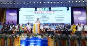 महाराष्ट्र पायाभूत सुविधा विकास महामंडळ मर्यादित ओझरविमानतळ नवीन एकात्मिक टर्मिनल इमारतीचे बांधकाम व विस्तारीकरणाचे भूमिपूजन ओझर विमानतळ (जि. नाशिक) येथे मुख्यमंत्री देवेंद्र फडणवीस यांच्या हस्ते करण्यात आले.