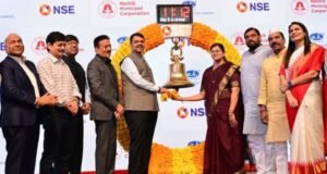 नाशिक महापालिकेच्या ‘ग्रीन बॉण्ड’चे लिस्टिंग मुख्यमंत्री देवेंद्र फडणवीस यांच्याहस्ते ‘रिंगिंग बेल’ वाजवून करण्यात आले.