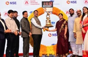 नाशिक महापालिकेच्या ‘ग्रीन बॉण्ड’चे लिस्टिंग मुख्यमंत्री देवेंद्र फडणवीस यांच्याहस्ते ‘रिंगिंग बेल’ वाजवून करण्यात आले.