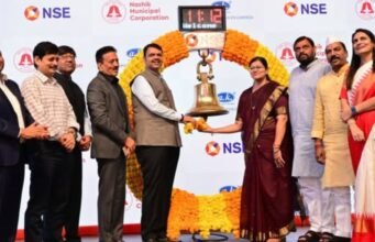 नाशिक महापालिकेच्या ‘ग्रीन बॉण्ड’चे लिस्टिंग मुख्यमंत्री देवेंद्र फडणवीस यांच्याहस्ते ‘रिंगिंग बेल’ वाजवून करण्यात आले.
