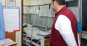 राऊळगाव स्फोटातील जखमींची मुख्यमंत्री देवेंद्र फडणवीस यांनी घेतली भेट