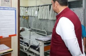 राऊळगाव स्फोटातील जखमींची मुख्यमंत्री देवेंद्र फडणवीस यांनी घेतली भेट