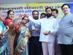 मुंबईतील ग्रँट रोड परिसरातील जुनी चिखलवाडीतील २६५ रहिवाशांना उपमुख्यमंत्री एकनाथ शिंदे यांच्या हस्ते चाव्यांचे वाटप