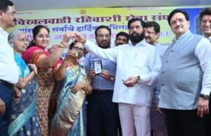 मुंबईतील ग्रँट रोड परिसरातील जुनी चिखलवाडीतील २६५ रहिवाशांना उपमुख्यमंत्री एकनाथ शिंदे यांच्या हस्ते चाव्यांचे वाटप