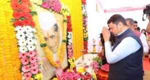 लोकनेते बाळासाहेबदेसाई यांच्या जयंतीनिमित्त त्यांच्या प्रतिमेला मुख्यमंत्री देवेंद्र फडणवीस यांनी मंत्री शंभूराज देसाई यांच्या मुंबई येथील मेघदूत निवासस्थानी अभिवादन केले.