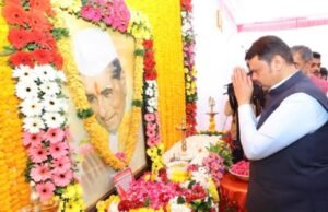 लोकनेते बाळासाहेबदेसाई यांच्या जयंतीनिमित्त त्यांच्या प्रतिमेला मुख्यमंत्री देवेंद्र फडणवीस यांनी मंत्री शंभूराज देसाई यांच्या मुंबई येथील मेघदूत निवासस्थानी अभिवादन केले.