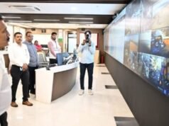 राज्य आपत्ती संचालन केंद्र (एसईओसी) येथून आपत्ती व्यवस्थापन मंत्री गिरीश महाजन यांनी संबंधित अधिकाऱ्यांकडून परिस्थितीचा आढावा घेतला.