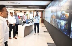 राज्य आपत्ती संचालन केंद्र (एसईओसी) येथून आपत्ती व्यवस्थापन मंत्री गिरीश महाजन यांनी संबंधित अधिकाऱ्यांकडून परिस्थितीचा आढावा घेतला.